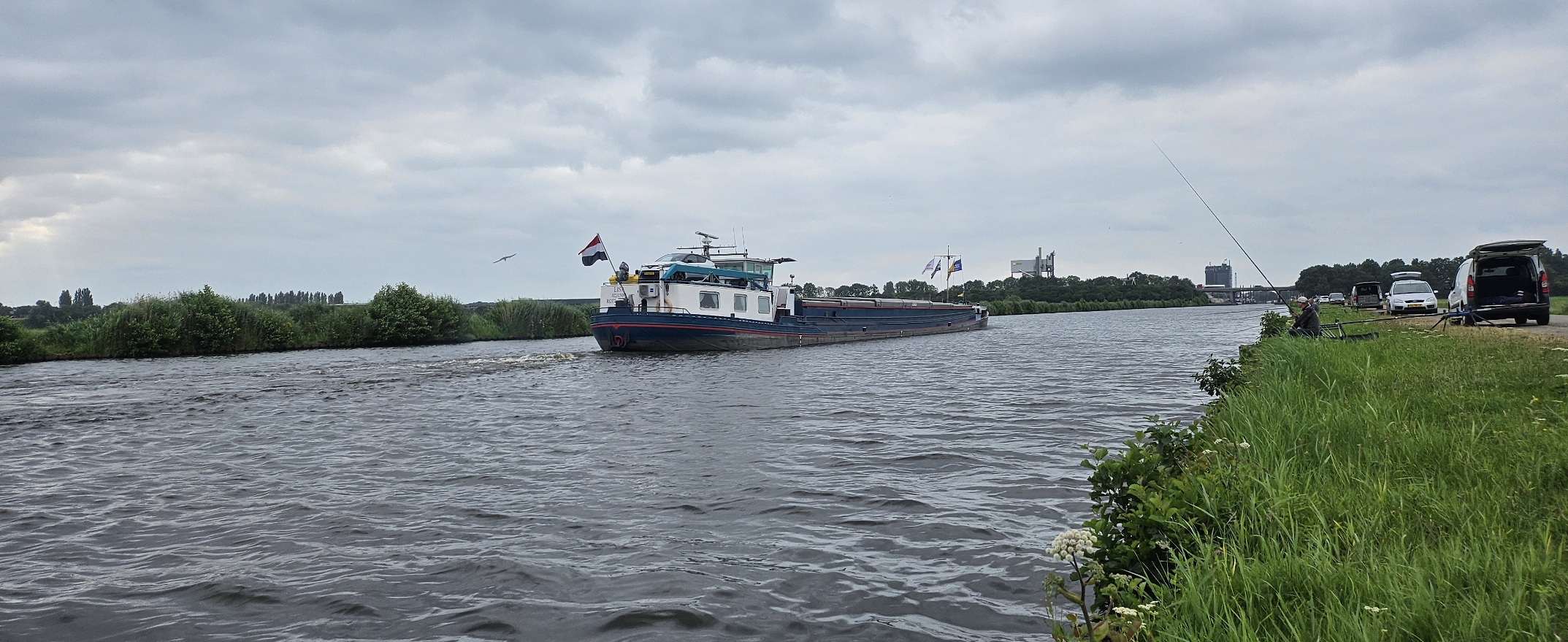 Arkervaart tijdens Competitie 8, met een passerend binnenvaartschip.