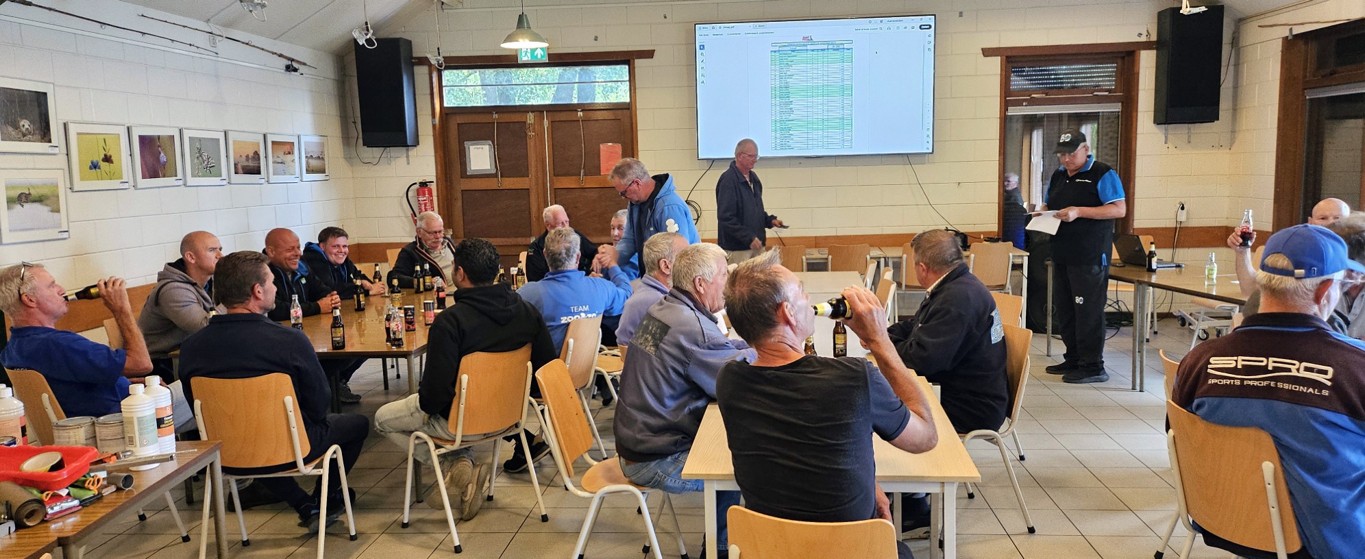Deelnemers tijdens de prijsuitreiking van de vakantiewedstrijd.