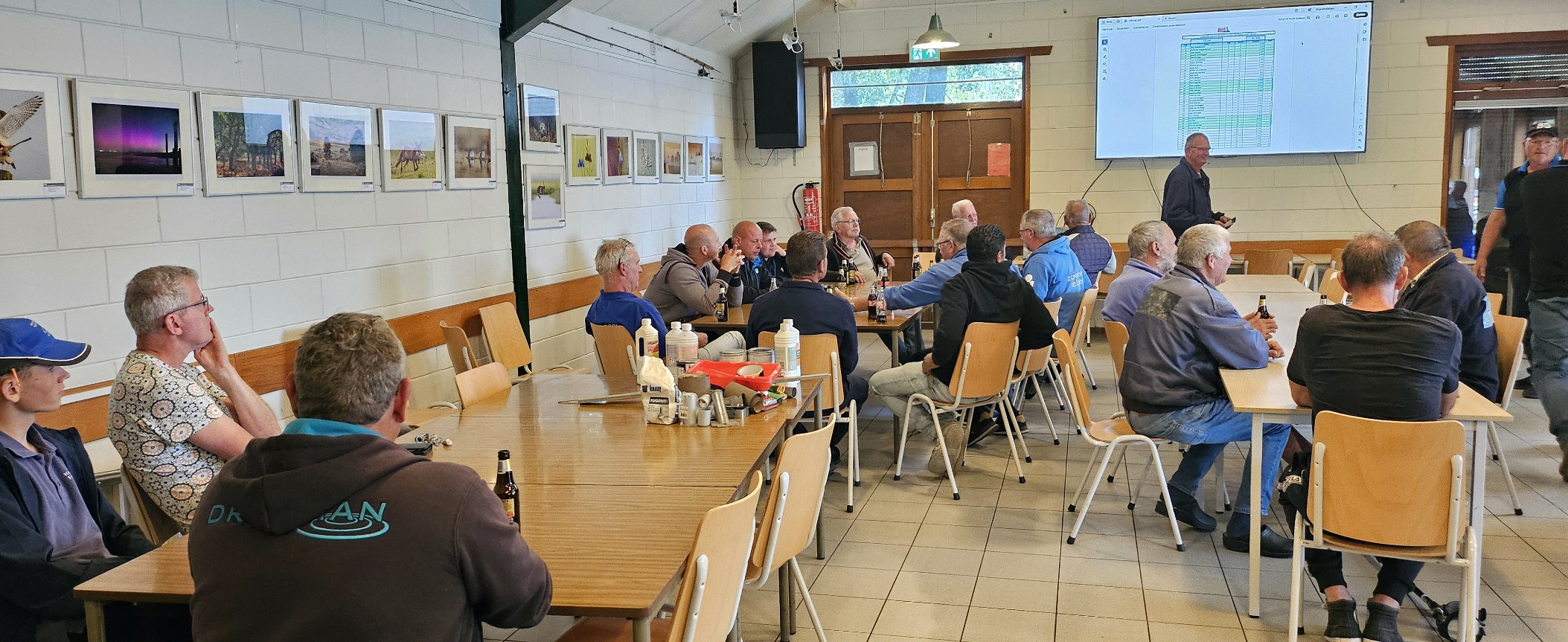 Deelnemers in het clubgebouw tijdens de prijsuitreiking.