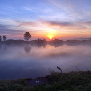 Ochtendmist en zonsopkomst bij de Arkervaart tijdens competitie 11 op 3 oktober 2026.