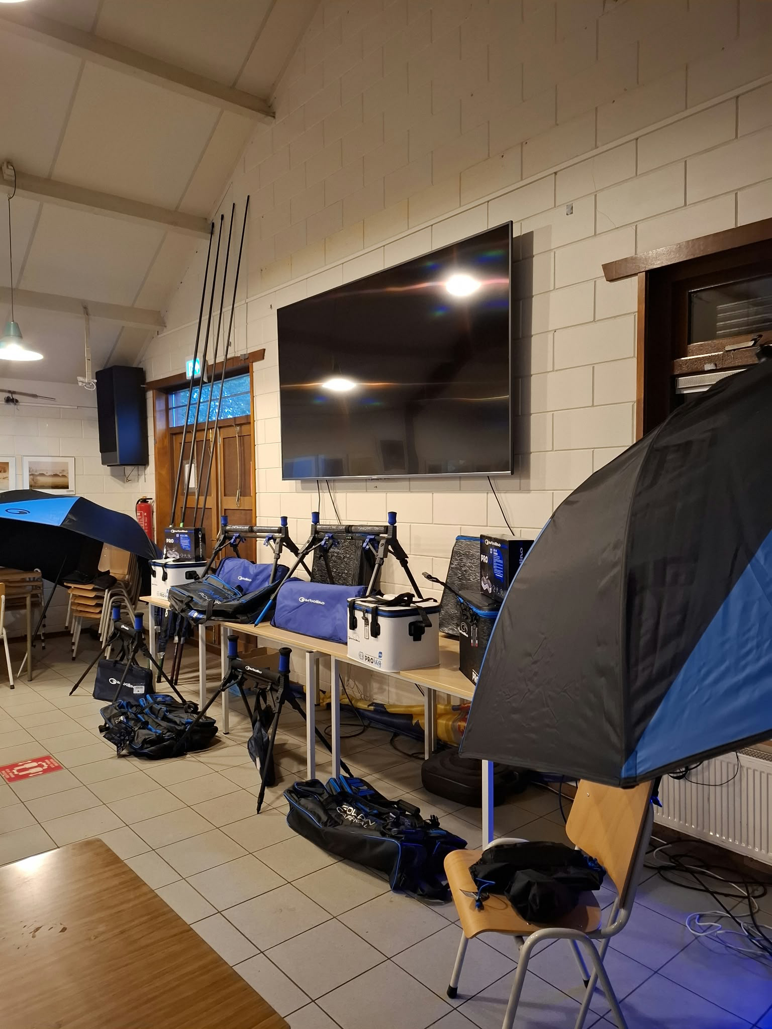 Materiaal en visstoelen klaar voor de Garbolino-koppelwedstrijd in de Arkervaart.